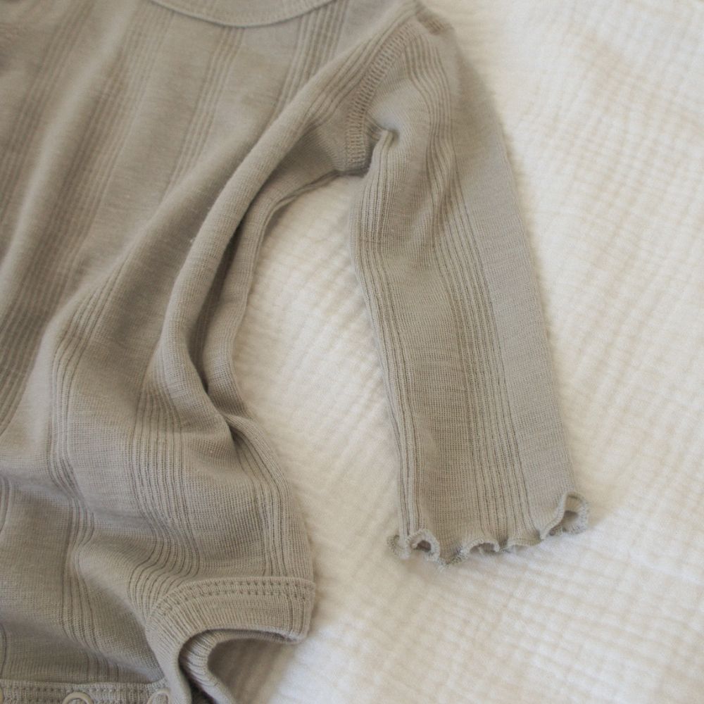 Tothemoon ☾ Tothemoon ☾ - Body - Long sleeve - Curled ends - Wool & Silk - Needle pattern - Dove Clothing 50