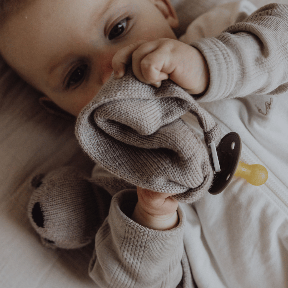 Hvid Hvid x Zoen voor Gust - Titi pacifier holder - 100% Merino wool - Sesame pacifier clip Default Title