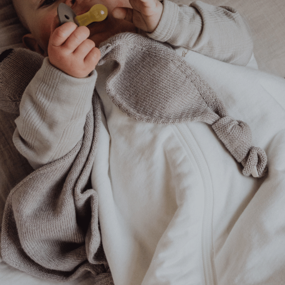 Hvid Hvid x Zoen voor Gust - Titi pacifier holder - 100% Merino wool - Sesame pacifier clip Default Title