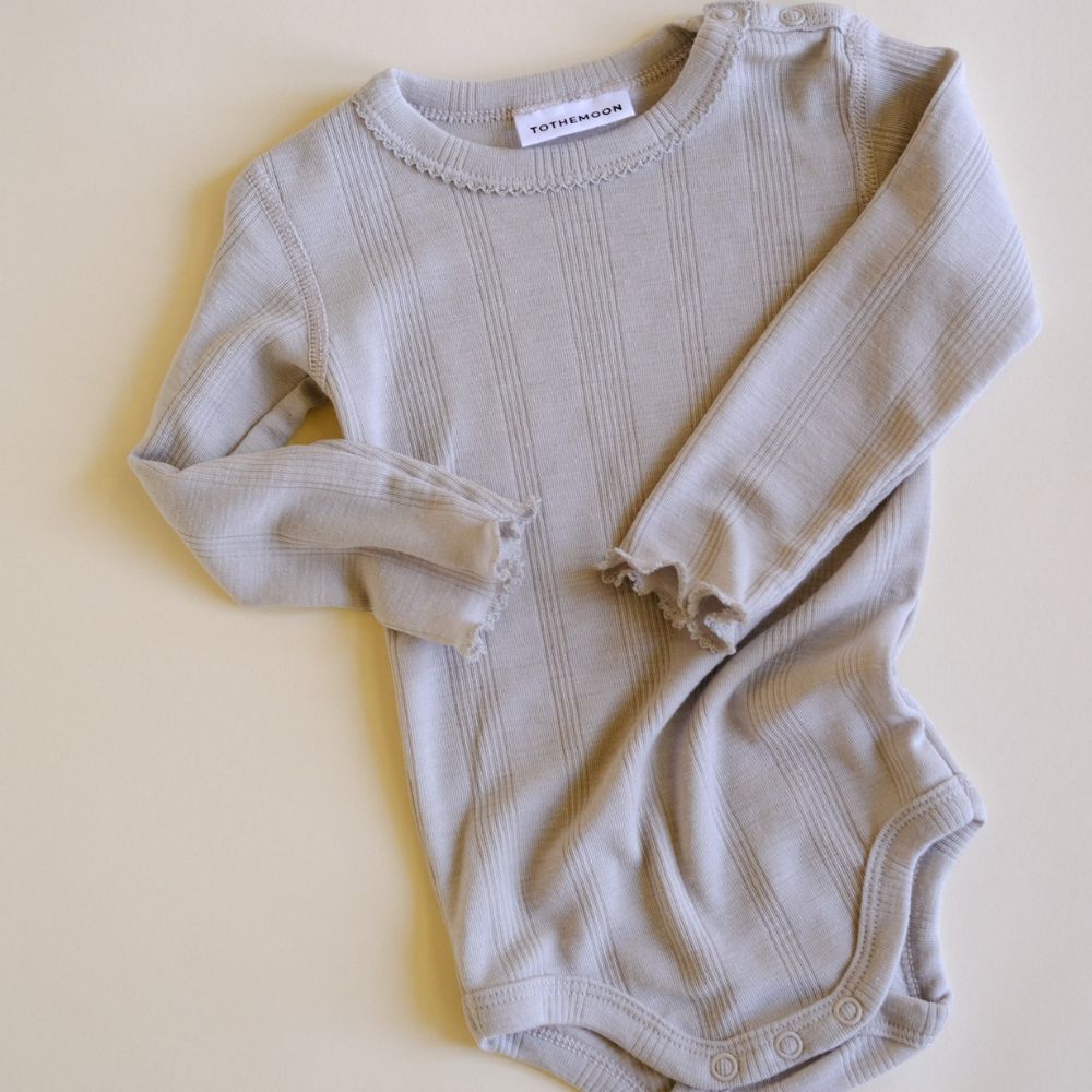 Tothemoon ☾ Tothemoon ☾ - Body - Long sleeve - Curled ends - Wool & Silk - Needle pattern - Dove Clothing 50