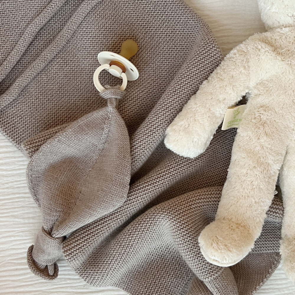 Hvid Hvid x Zoen voor Gust - Titi pacifier holder - 100% Merino wool - Sesame pacifier clip Default Title