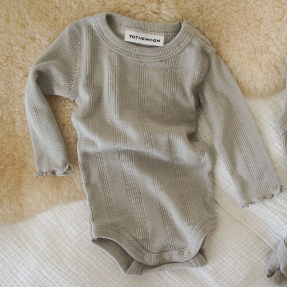 Tothemoon ☾ Tothemoon ☾ - Body - Long sleeve - Curled ends - Wool & Silk - Needle pattern - Dove Clothing 50